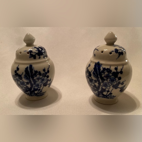 Vintage Japanese Ceramic Salt and Pepper Shaker Set (2) - Picture 2 of 5